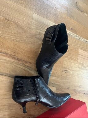 Donald J Pliner Black Crocco